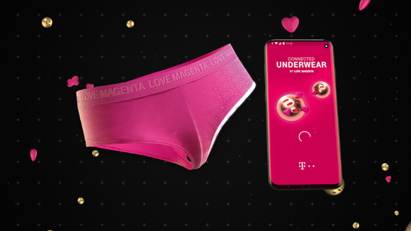 Telekom Connected Underwear WOMAN PACKSHOT full - Damit’s auch zwischenmenschlich funkt