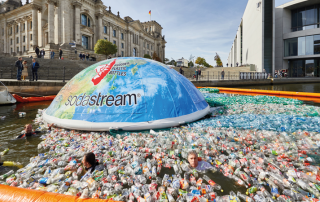 SodaStream Anti Plastik Demo Bundestag 3 320x202 - „Wir wollen den Markt revolutionieren“
